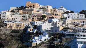 Νέες αποκαλύψεις για το κύκλωμα με τα κινέζικα πατίνια: Αγόραζαν με «μαύρο» χρήμα βίλες σε Αθήνα και Σαντορίνη