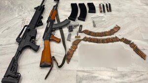 Με χειροπέδες μετά την αστυνομική επιχείρηση νεαρός Κρητικός 