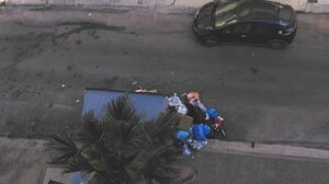 Λόφοι τα σκουπίδια, αλλά το απορριμματοφόρο δεν περνά λόγω... παρκαρισμένων αυτοκινήτων