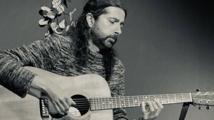 Μια αισθαντική, ρομαντική διασκευή στο εμβληματικό "Μη μου ξαναφύγεις πια"