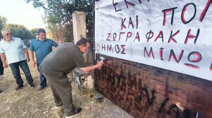 Το μήνυμα με σπρέι από τον Δήμαρχο και τα λουκέτα έξω από το πρώην στρατόπεδο!