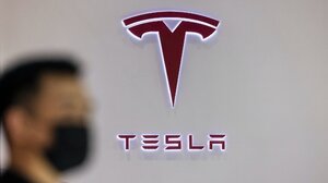 Σάλος με ρομπότ της Tesla: Πώς επίδειξη στο κόκκινο χαλί κατέληξε σε αγωγή για βίαιη δυσλειτουργία