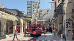 Φωτιά στο κέντρο της Θεσσαλονίκης: Ξεκίνησε από κλειστό κατάστημα και επεκτάθηκε