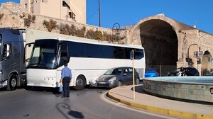 Χωράνε μια νταλίκα, ένα τουριστικό λεωφορείο κι ένα ΙΧ ... σε κυκλικό κόμβο;