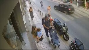 Βίντεο - σοκ από το κέντρο του Ηρακλείου: Αυτοκίνητο εμβόλισε και "πέταξε" στον αέρα μοτοσικλετιστή!