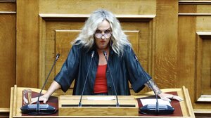 Η Τζώρτζια Κεφαλά το'ριξε στο τραγούδι από το βήμα της Βουλής