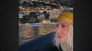 Η Άννα Βίσση φωτογραφίζεται στο Ποζιτάνο