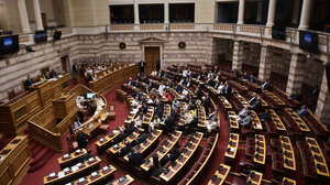 ΟΠΕΚΕΠΕ: Η ακραία ένταση, η επιστολική ψήφος, η αποχώρηση της αντιπολίτευσης – Οσα έγιναν στη Βουλή