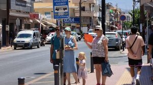 Περιμένουν το λεωφορείο μέσα στο λιοπύρι – Άλλαξε η στάση, δεν υπάρχει σκέπαστρο!