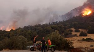 Ανατολική Αττική: Βελτιωμένη η εικόνα στα πύρινα μέτωπα