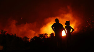 Πύρινος εφιάλτης από την Κερατέα ως την Ανάβυσσο - Ένας νεκρός, καμένα σπίτια, μπαράζ εκκενώσεων