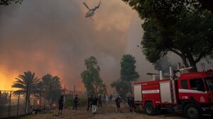 Η Ελλάδα στις φλόγες: Διάσπαρτες εστίες στην Αχαΐα – Βελτιωμένη η κατάσταση σε Χίο και Φιλιππιάδα