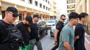 Πάτρα: Στον εισαγγελέα οι τρεις συλληφθέντες για εμπρησμό - Εξαγριωμένοι πολίτες έξω από τα δικαστήρια!