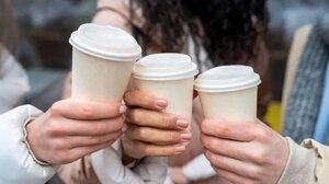 Νέα μελέτη αποκαλύπτει τα ποτά που περιέχουν τα περισσότερα μικροπλαστικά