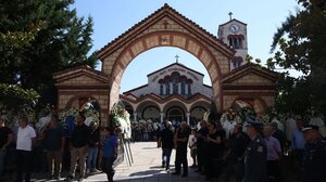 Πλήθος κόσμου στο «τελευταίο αντίο» στον Απόστολο Βεσυρόπουλο