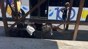 Άστεγη γυναίκα κοιμάται δύο μέρες σε παγκάκι στάσης!