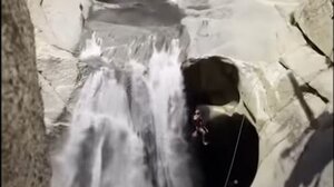 Καλιφόρνια: Θεαματική διάσωση άνδρα που είχε παγιδευτεί πίσω από καταρράκτη για δύο ημέρες