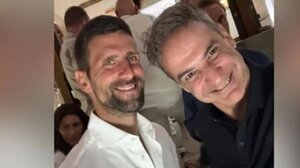 Η σέλφι του Κυριάκου Μητσοτάκη με τον Τζόκοβιτς στην Τήνο