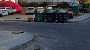 Διάβαση πεζών για... κάδους απορριμμάτων