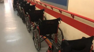 To "ευχαριστώ" της Ένωσης Προστασίας Καταναλωτών Κρήτης για τη δωρεά αμαξιδίων στο Νοσοκομείο Χανίων