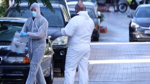 Από χειροβομβίδα η έκρηξη στην καφετέρια στον Άγιο Παντελεήμονα με τους δύο τραυματίες