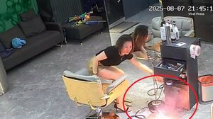 Καρέ-καρέ η στιγμή που πιστολάκι εκρήγνυται μέσα σε κομμωτήριο - Βίντεο