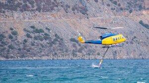 Φωκίδα: Πρόλαβαν με τα ελικόπτερα την πυρκαγιά σε δασική έκταση από κεραυνό