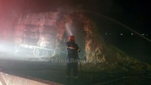 Νταλίκα φορτωμένη με άχυρα έπιασε φωτιά στον Ε65 στο ρεύμα προς Λαμία