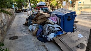 “Ξεχείλισαν” οι κάδοι, οι κούτες και τα σκουπίδια έπιασαν το πεζοδρόμιο!