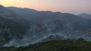 Φωτιά στον Αδριανό Λασιθίου: ολονύχτια η επιφυλακή για τον φόβο των αναζωπυρώσεων