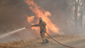Φωτιές σε Αχαΐα, Πρέβεζα και Χίο: Οι φλόγες απειλούν οικισμούς και σαρώνουν τα πάντα στο πέρασμά τους!