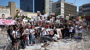 «666 ημέρες βασανιστήριο»: Οργή και δάκρυα στην Πλατεία των Ομήρων στο Τελ Αβίβ