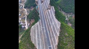 Η Κίνα "κόβει" το βουνό στη μέση: Η γέφυρα που θα "αγγίξει" τον ουρανό - Δείτε βίντεο