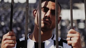 Ο Γιώργος Γιακουμάκης είναι στα… κάγκελα!