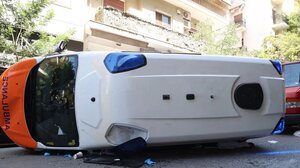 Γουδή: Η στιγμή που ανατρέπεται το ιδιωτικό ασθενοφόρο – «Ακούσαμε μόνο τα τζάμια να σπάνε» λέει διασώστης