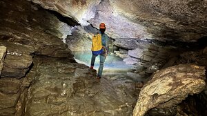 Είναι γεγονός! Βούτηξαν στα 1.100 μέτρα κάτω από τη γη! Δείτε εντυπωσιακό βίντεο!