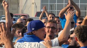 Κύπρος: Ντελίριο στην Πάφο, αποθεωτική υποδοχή στον Νταβίντ Λουίζ (βίντεο & φωτογραφίες)