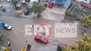 «Νόμιζα πως δεν θα ζούσα»: Γυναίκα παρασύρθηκε από χείμαρρο στη μέση του δρόμου