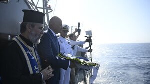 Δένδιας: Επιμνημόσυνη δέηση και ρίψη στεφάνου για τους πεσόντες του «Έλλη» 