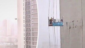 Τρόμος στον αέρα για καθαριστές παραθύρων ουρανοξυστών - Βίντεο