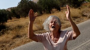 Φωτιά: Η απόγνωση της ηλικιωμένης μπροστά στην καταστροφή