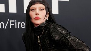 Ο Τιμ Μπάρτον υπογράφει το νέο βίντεο κλιπ της Lady Gaga για το «Wednesday»