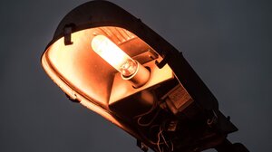 Ανάβουν οι στύλοι της ΔΕΗ μέρα νύχτα… γιατί;