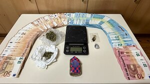 O έλεγχος στο αυτοκίνητο "αποκάλυψε" ναρκωτικά και χιλιάδες ευρώ!