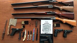 Χειροπέδες σε μπαμπά, μαμά και ανήλικο γιο, μετά τις μπαλωθιές - Τι βρήκαν οι αστυνομικοί