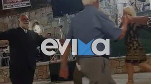 Παπάς "κλέβει" την παράσταση με τις χορευτικές του ικανότητες σε πανηγύρι - Δείτε βίντεο