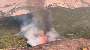 Φωτιά στην Πάτρα: Άνδρας άρπαξε πυροσβεστικό εξοπλισμό και “μπλόκαρε” την κατάσβεση!