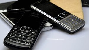 Γιατί όλο και περισσότεροι καταναλωτές στρέφονται προς «απλά» κινητά τηλέφωνα