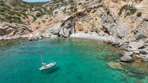 Πλώμου: Η άγνωστη παραλία των Μεστών Χίου με τα γαλαζοπράσινα νερά