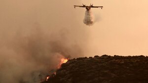 Σε ύφεση οι πυρκαγιές σε Κερατέα Αττικής και Χελιδόνι Ηλείας - Υπό μερικό έλεγχο η φωτιά στον Κουβαρά